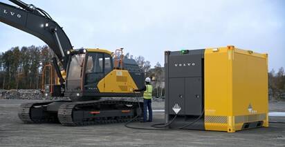 Pelle électrique de chantier en recharge avec solution énergie mobile