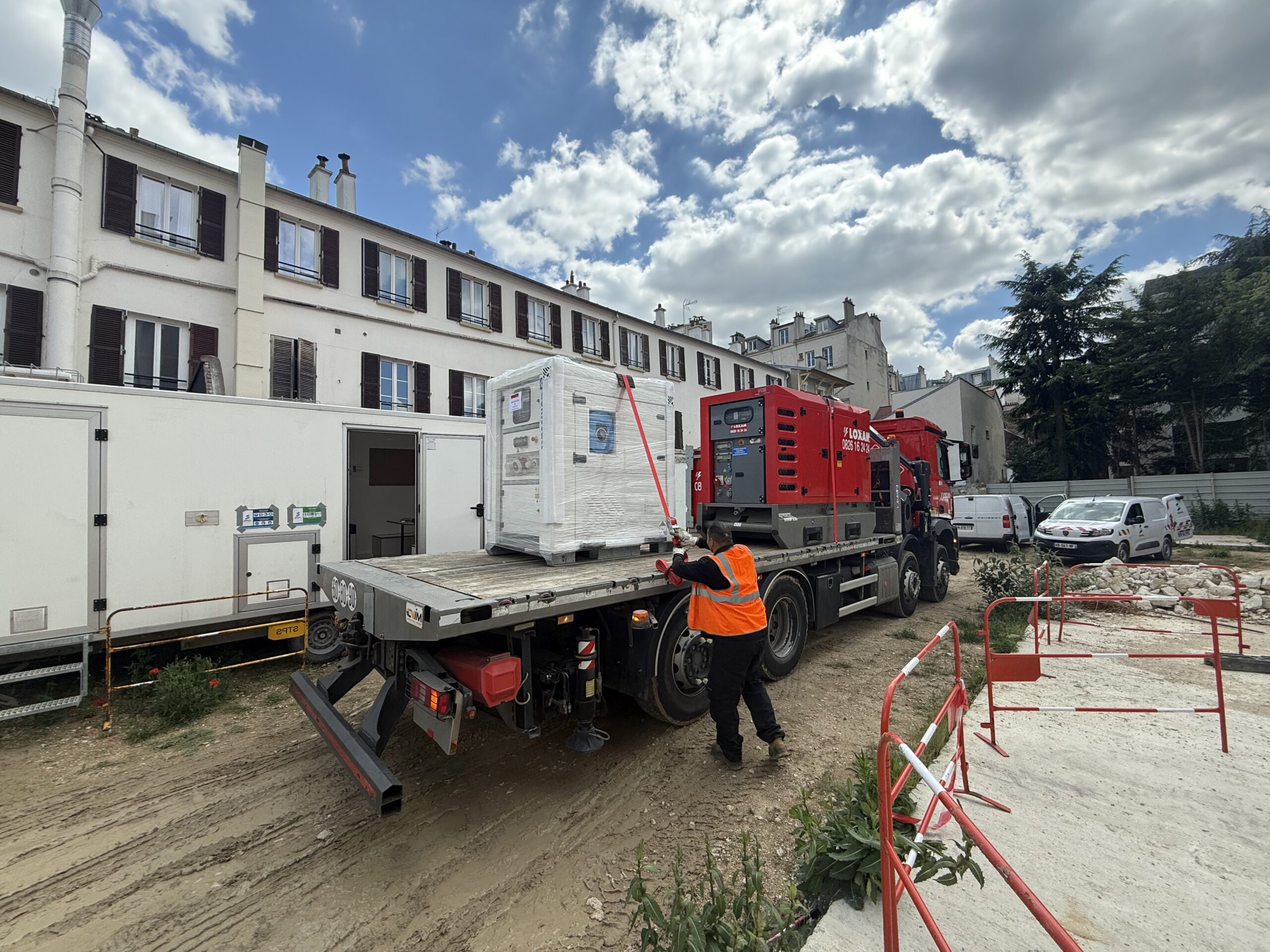 Chantier à Vincennes avec solution d'énergie temporaire bas carbone