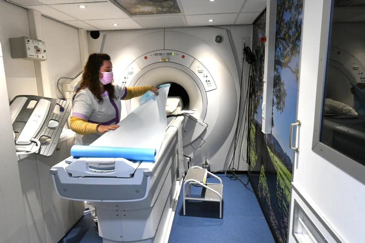 Semi-remorque d'imagerie médicale mobile à alimenter en énergie temporaire