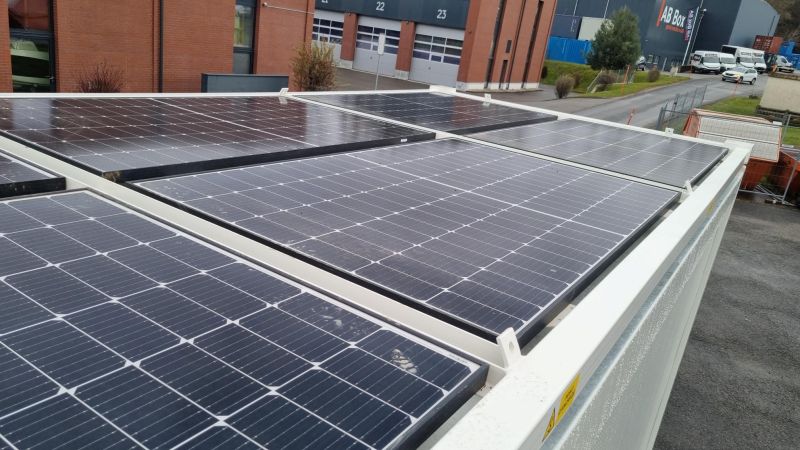 Installation de châssis solaire pour bungalow de chantier