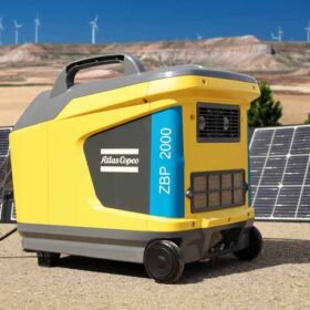 Atlas Copco ZBP 2000 devant des panneaux solaires