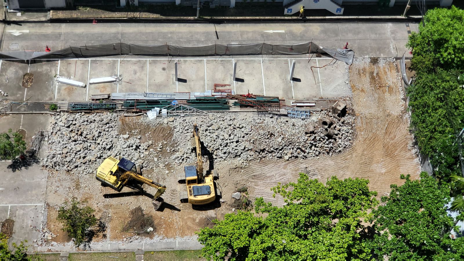 Vue aérienne d’un chantier avec engins, zones de stockage et voies de circulation
