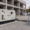 Groupe électrogène et cuve de carburant dans une zone technique de chantier