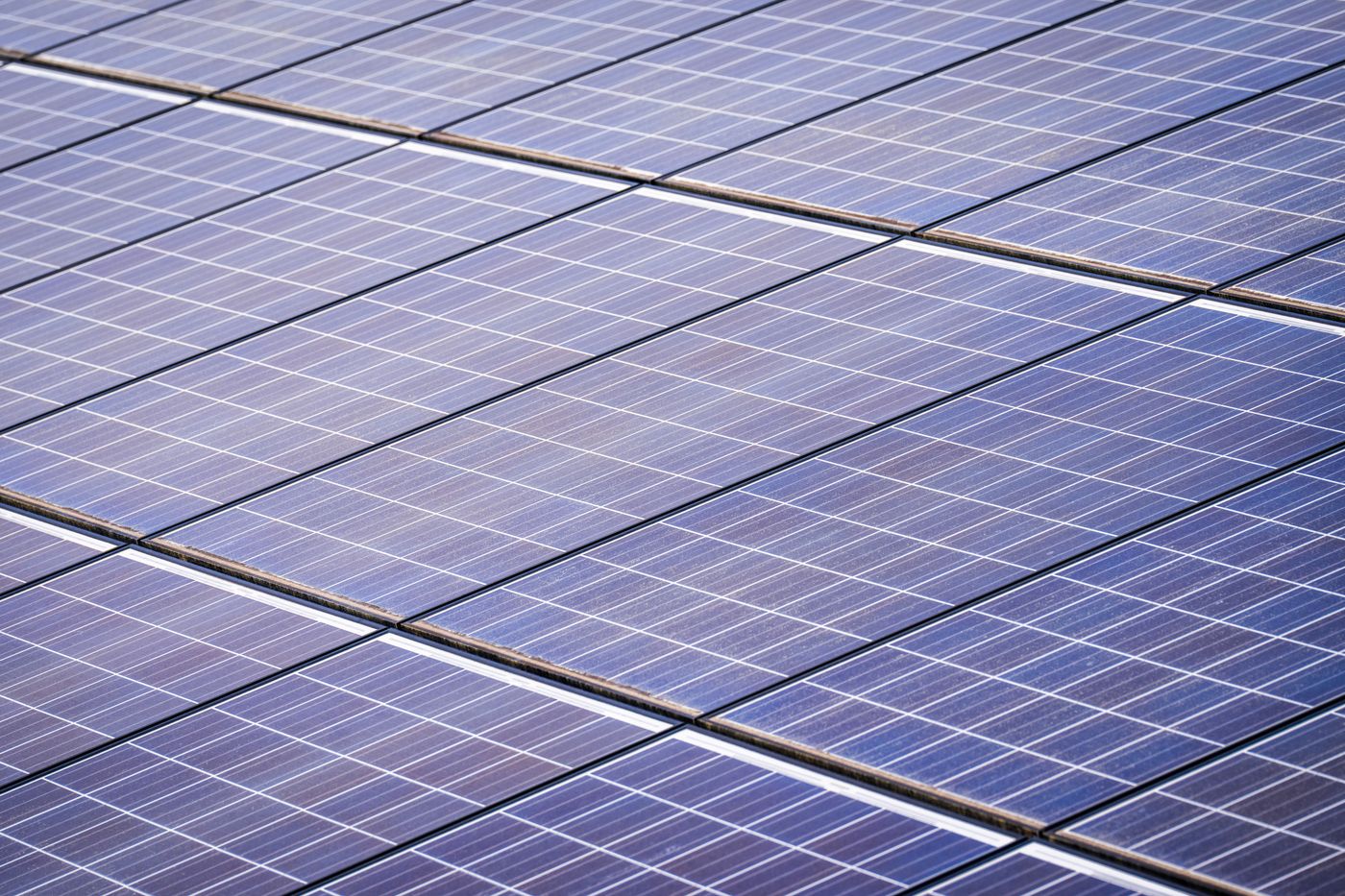 Détail de panneaux photovoltaïques exposés à la lumière