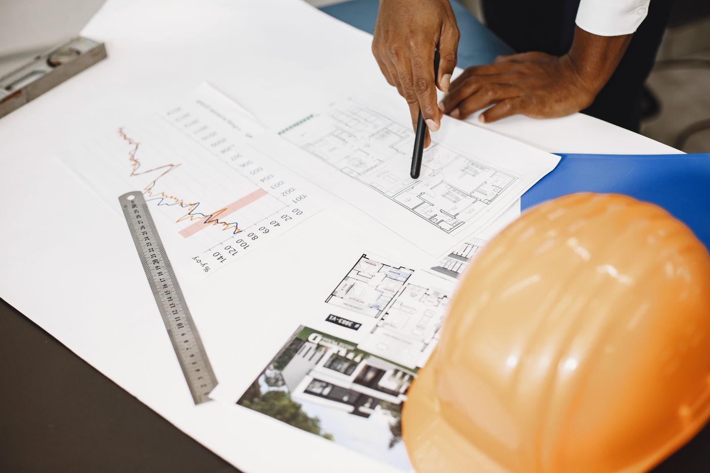 Travail sur des plans et documents pour préparer une opération de construction