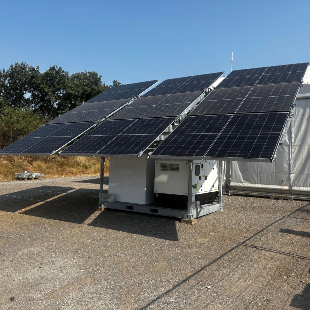 Hybrid E-Power Revolt Energy Green déployé sur un site extérieur