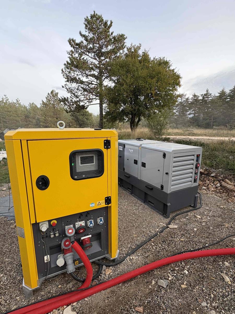 Pack batterie jaune associé à un groupe électrogène sur site, photo publiée par Locawatt