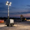 Mât d’éclairage mobile à LED illuminant une zone de chantier au crépuscule — illustration Flex-Grid