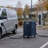 Un utilitaire électrique utilise une borne mobile pendant les travaux sur les bornes fixes d’un parking