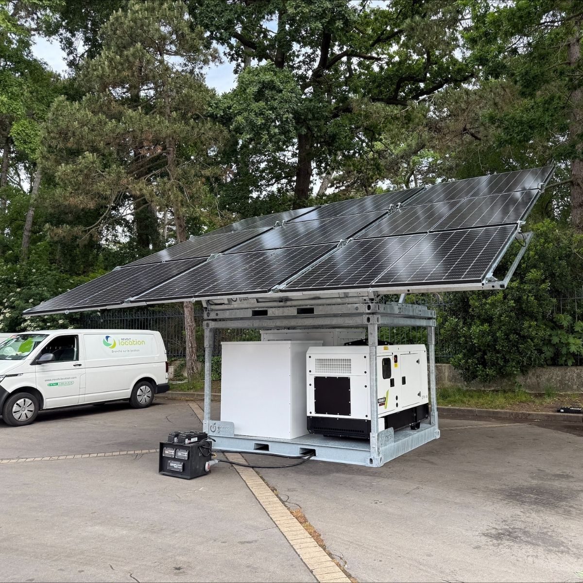 Châssis hybride Revolt avec panneaux solaires déployés, stockage et groupe d’appoint, photo officielle